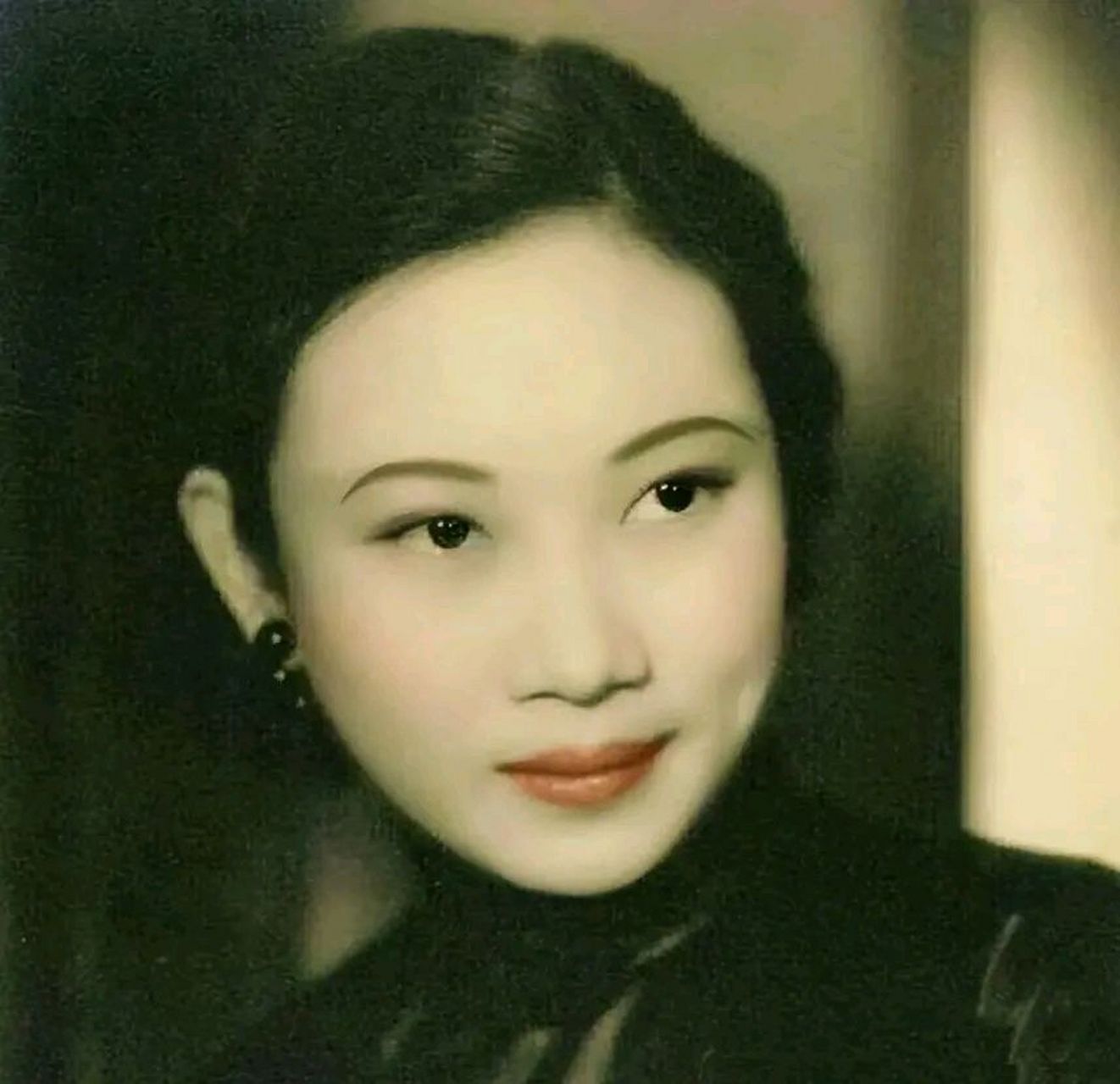 "余淑衡走进屋内不敢坐下,内心忐忑的询问:"文件在哪?我拿回去处理.