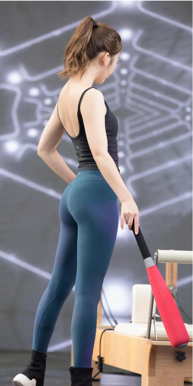 蜜桃街拍|美腿细腰,妩媚动人,真的绝了!#性感好身材# #蜜桃街拍