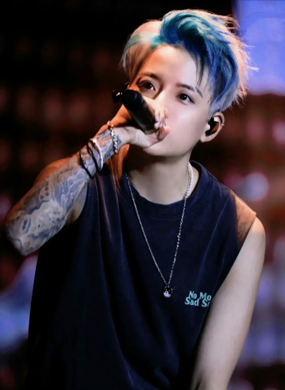 8月12日,amber刘逸云在上海开始巡演演唱会首场演出,她梳着酷酷的发型