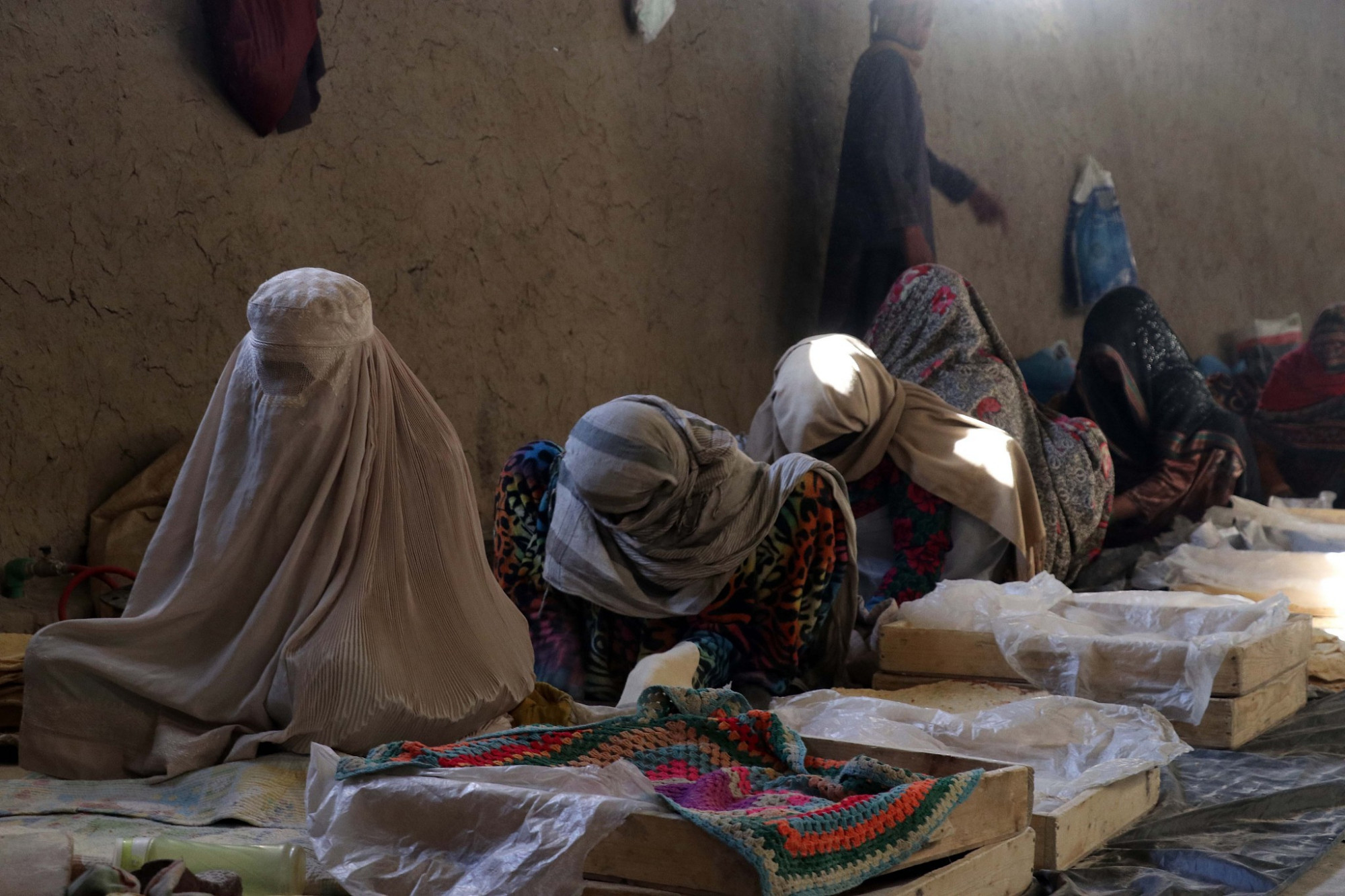 阿富汗妇女每天制作5000个面包收入却令人愤怒