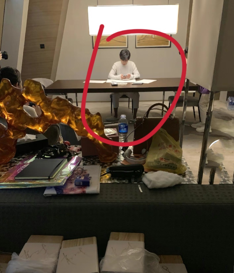 肖战"穿拖鞋"录节目!连续为品牌签名,却意外曝光了小脚丫