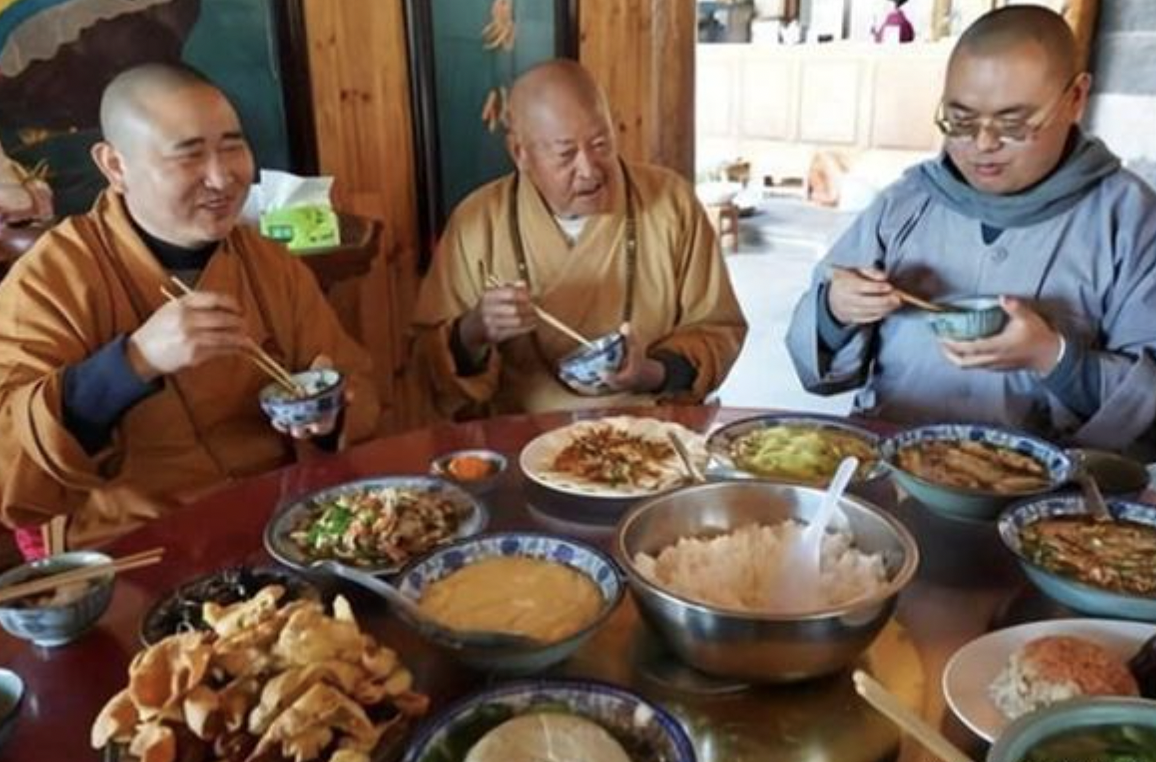 和尚不吃荤腥,为何多数都肥头大耳?看看他们每天的伙食就明白了