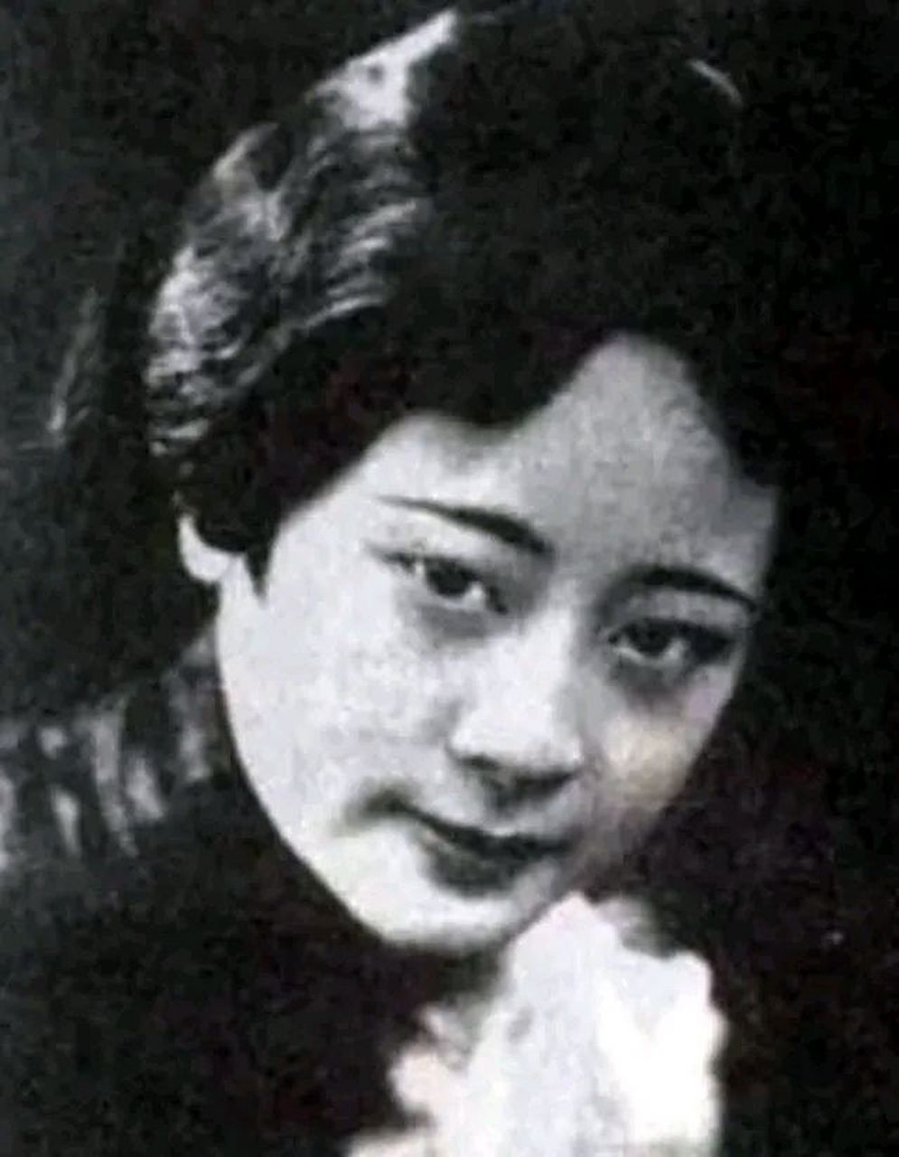 1942年,35岁沉樱怀着孩子,拖着2个女儿,给丈夫梁宗岱寄去一封信:此生