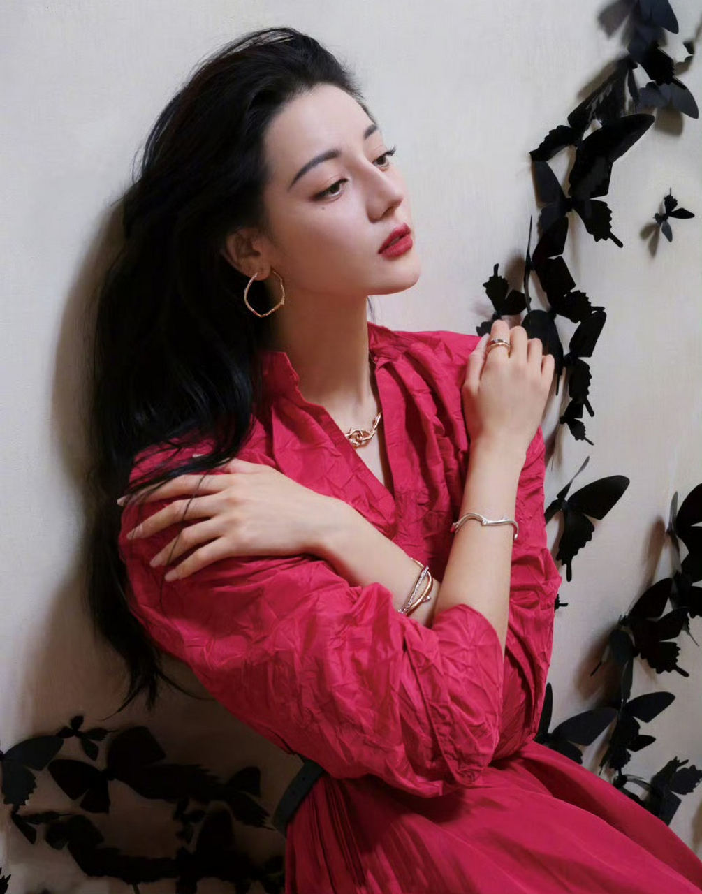 迪丽热巴红秀十一月刊封面# #迪丽热巴# 迪丽热巴红秀封面曝光