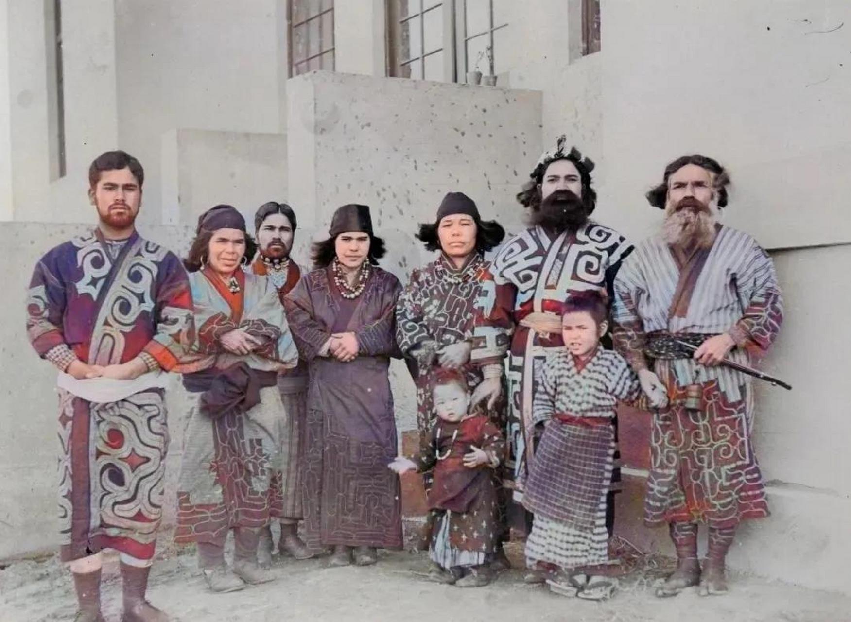 这是日本的土著,阿伊努人们的一张合影.  拍摄于1904年.