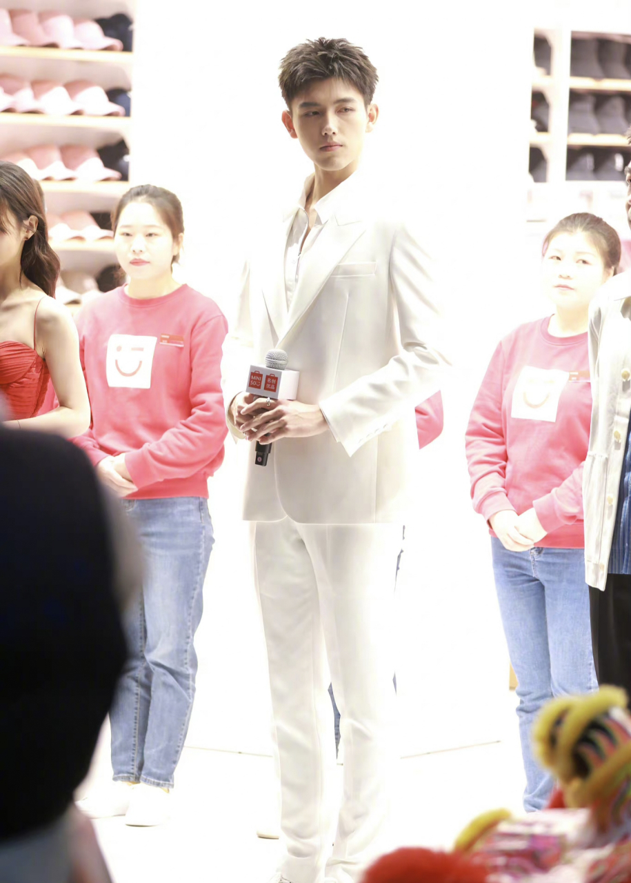 【张子枫,陈飞宇参加活动,同框合照太养眼了!