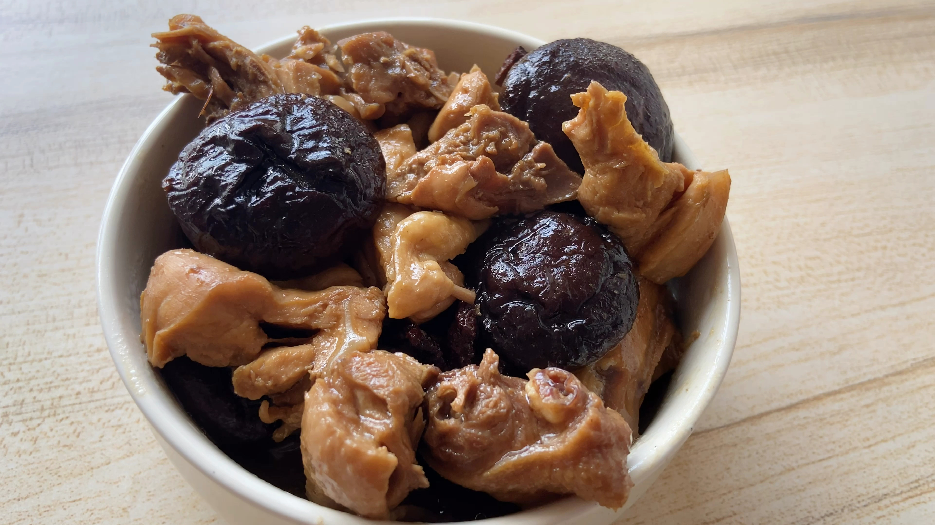 香喷喷的鸡肉炖蘑菇,鲜嫩入味,比饭店卖的好吃