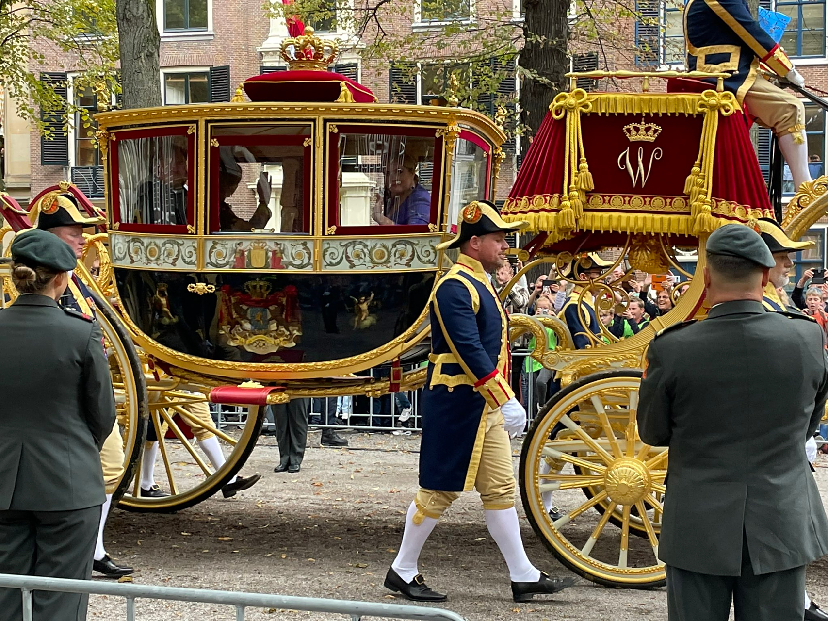荷兰王室乘坐黄金马车齐亮相,两位公主穿礼服同框,还是姐姐更大气!