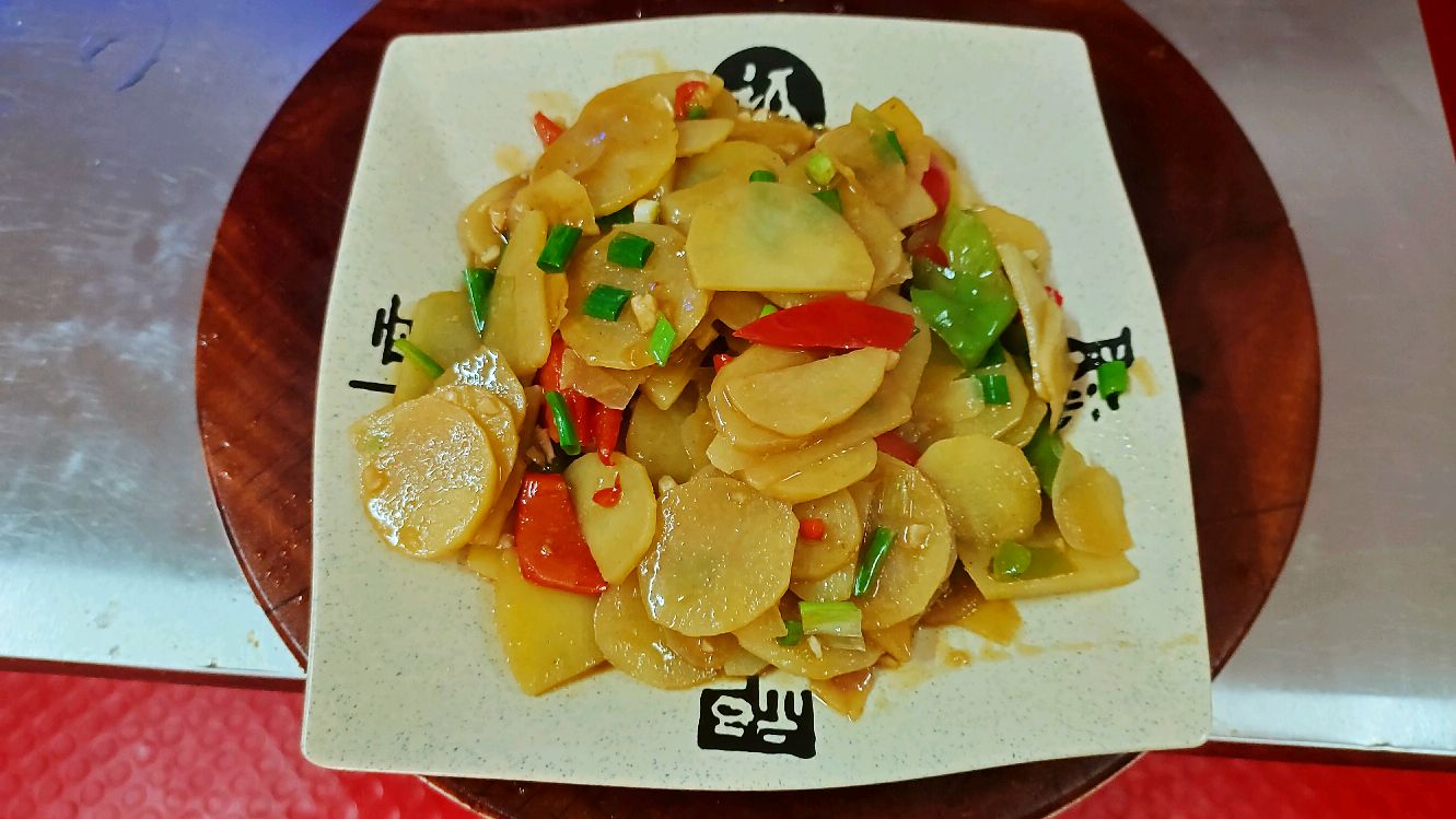 店主分享:“土豆片炒辣椒”的家常做法,麻辣鲜香,做法简单