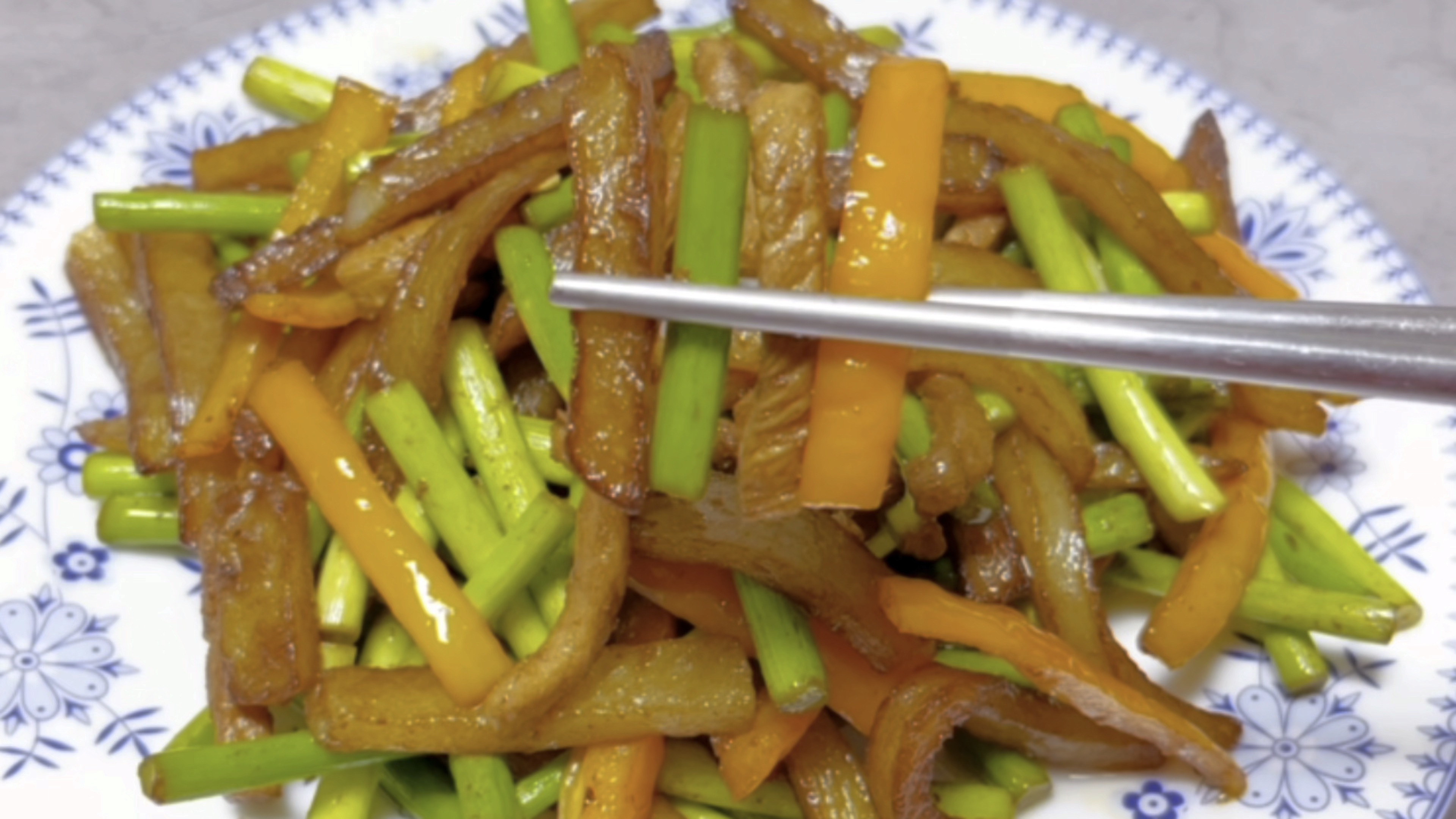 午夜饭01《土豆蒜苔炒肉》好吃下饭