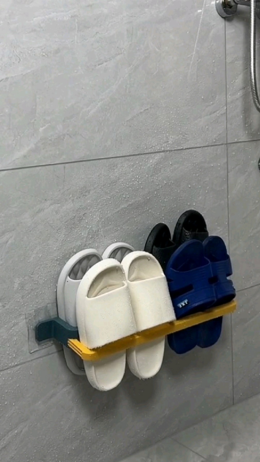 "壁挂式拖鞋架 "不穿的拖鞋可挂上去,刚洗的拖鞋,沥水快,可以是个毛巾