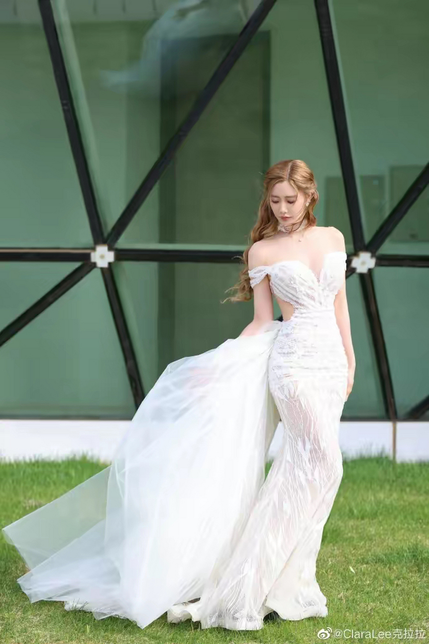 克拉拉是女神,被誉为"亚洲第一美",有着傲人的身材,性感的蛮腰,天使的