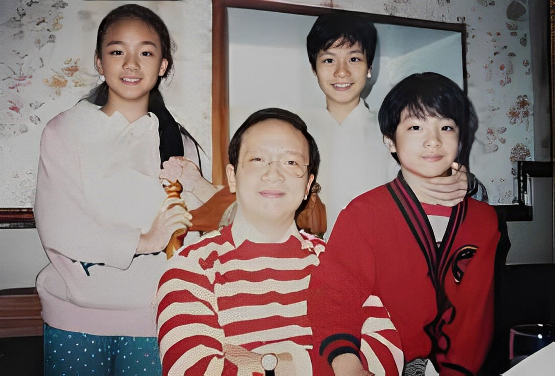 蒋万安全家福:从左到右依次是,大姐蒋蕙兰,父亲蒋孝严,二姐蒋惠筠