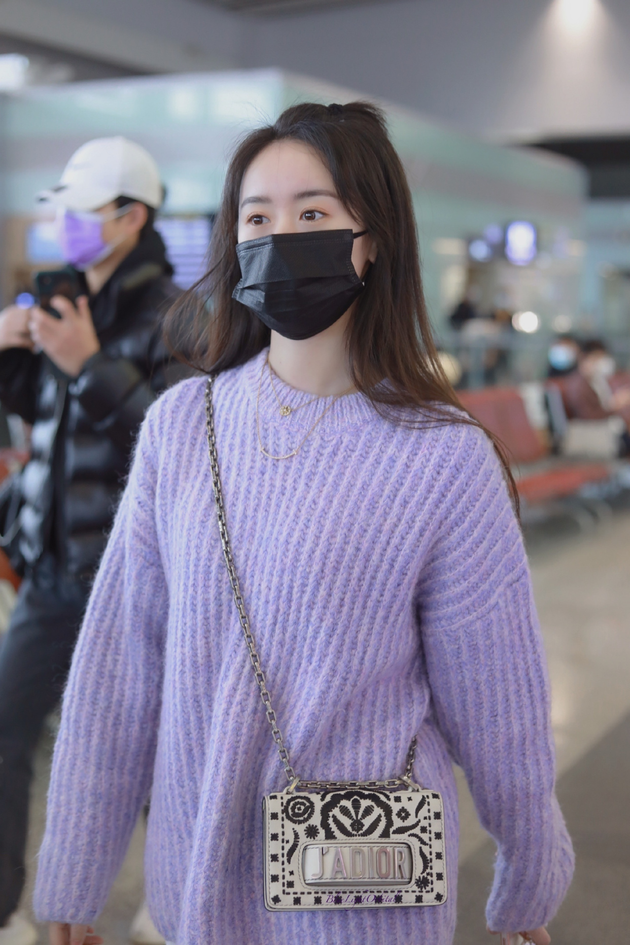 袁冰妍今日机场造型饭拍,甜美的明媚少女