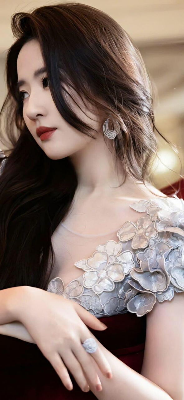 三位刘姓美女,各个妩媚动人,刘诗诗,刘亦菲,刘云,你更喜欢谁?