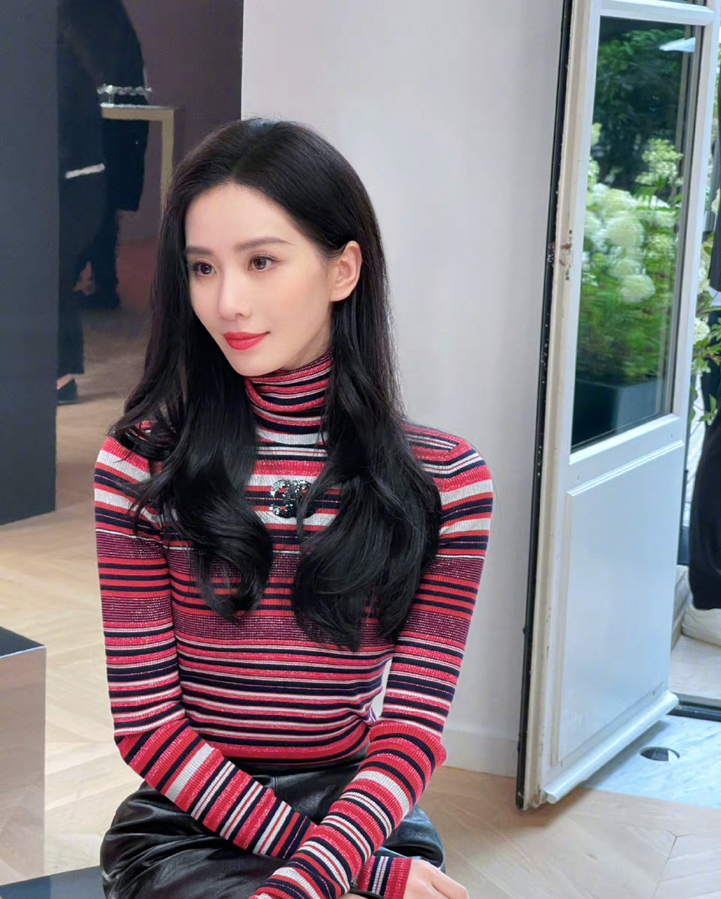 刘诗诗结婚之后真是越来越有韵味了,这气质谁看不夸 #刘诗诗黑色美甲