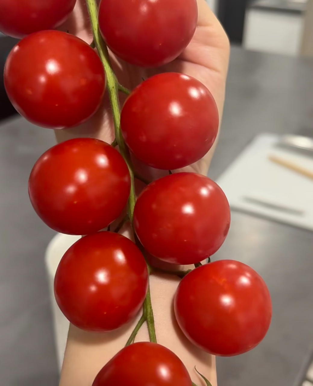 网友:终于知道为什么叫圣女果了,今天被一串番茄美到了!