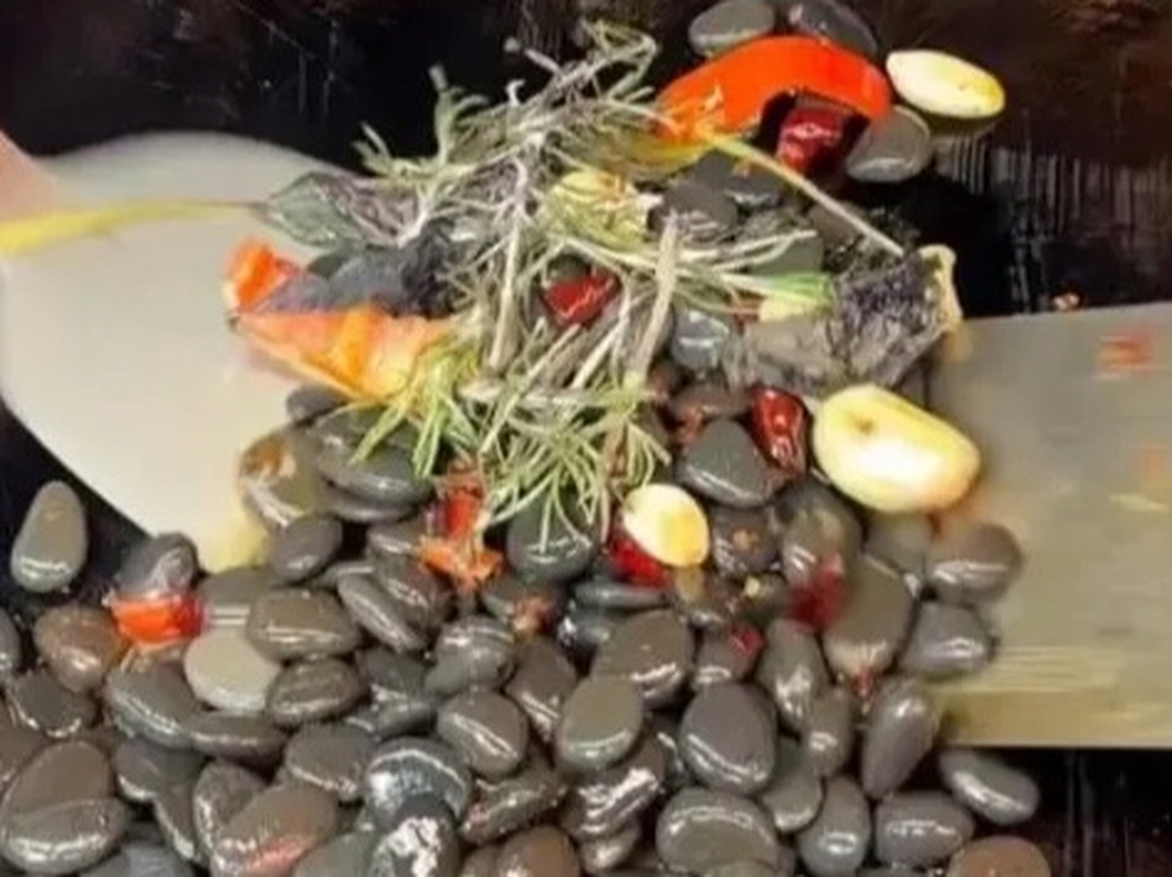 分享一道硬菜,爆炒鹅卵石,16元一份[滑稽]