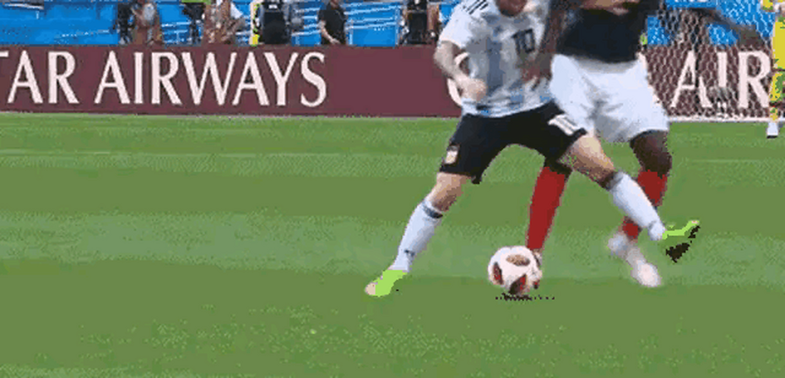 梅西这次算不算是在「跳水」?有没有故意假摔的嫌疑?真地不好判断.