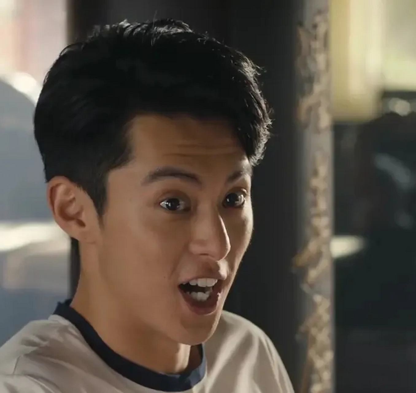 王鹤棣现在喜欢用牙齿演戏,他说台词做表情的时候嘴巴抢戏,上下两排