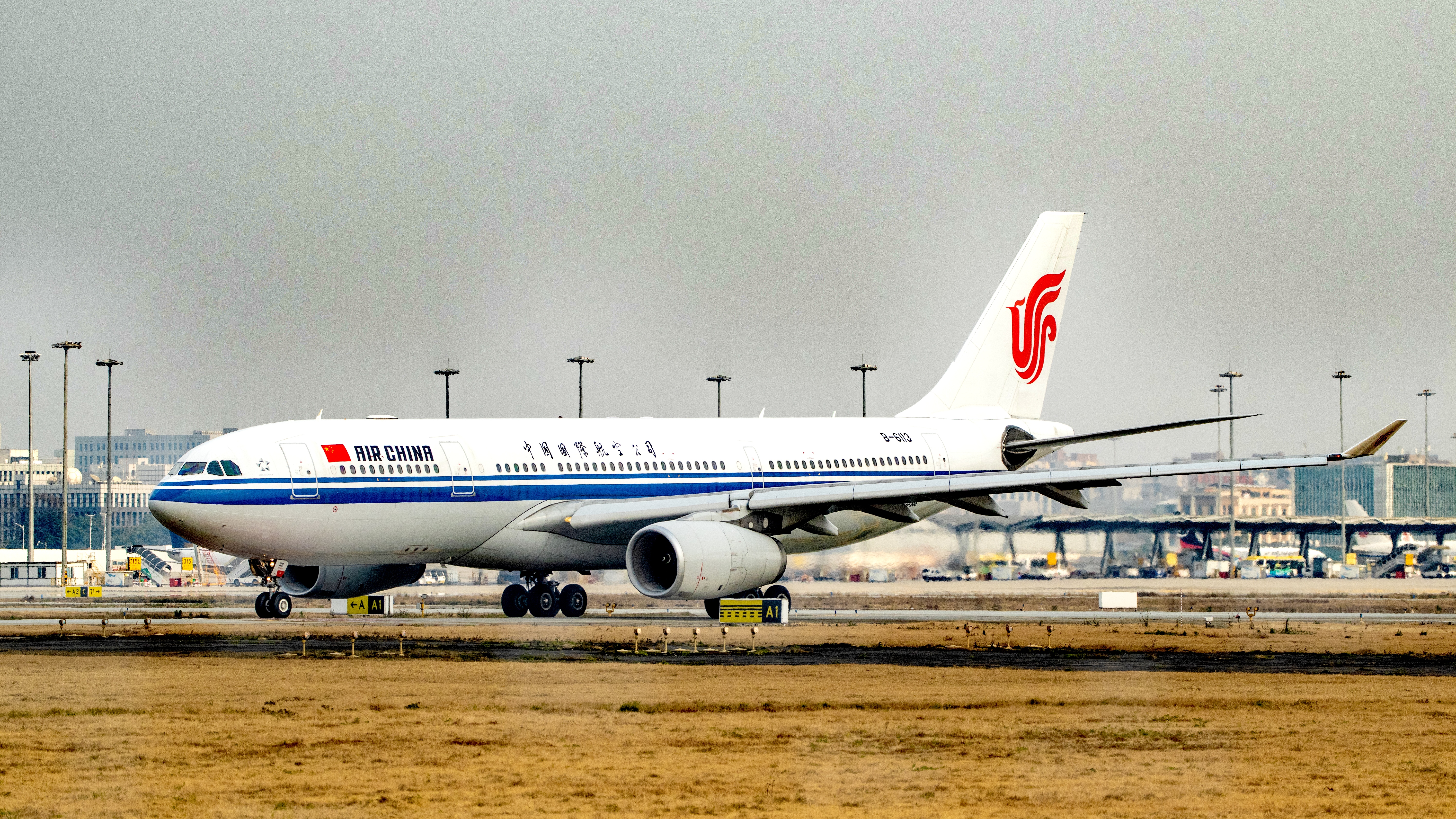 眼前的国航载旗空客a332