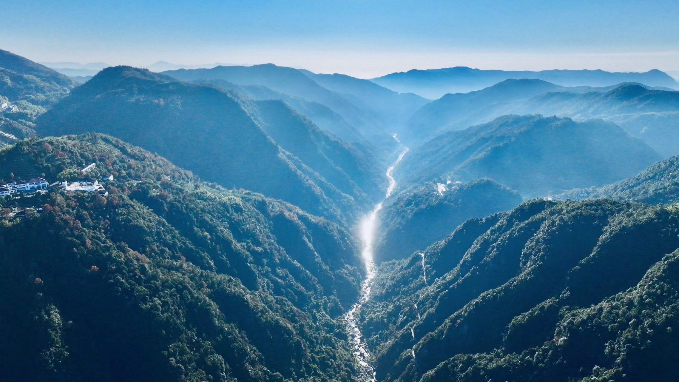这就是华东大峡谷,在雅阳承天村,长约10公里,谷底溪水清澈透亮,森林