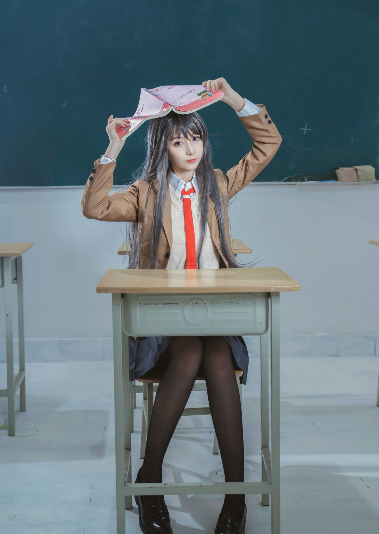 jk短裙配"黑丝"的麻衣学姐,坐姿太撩人,都没办法好好上课了