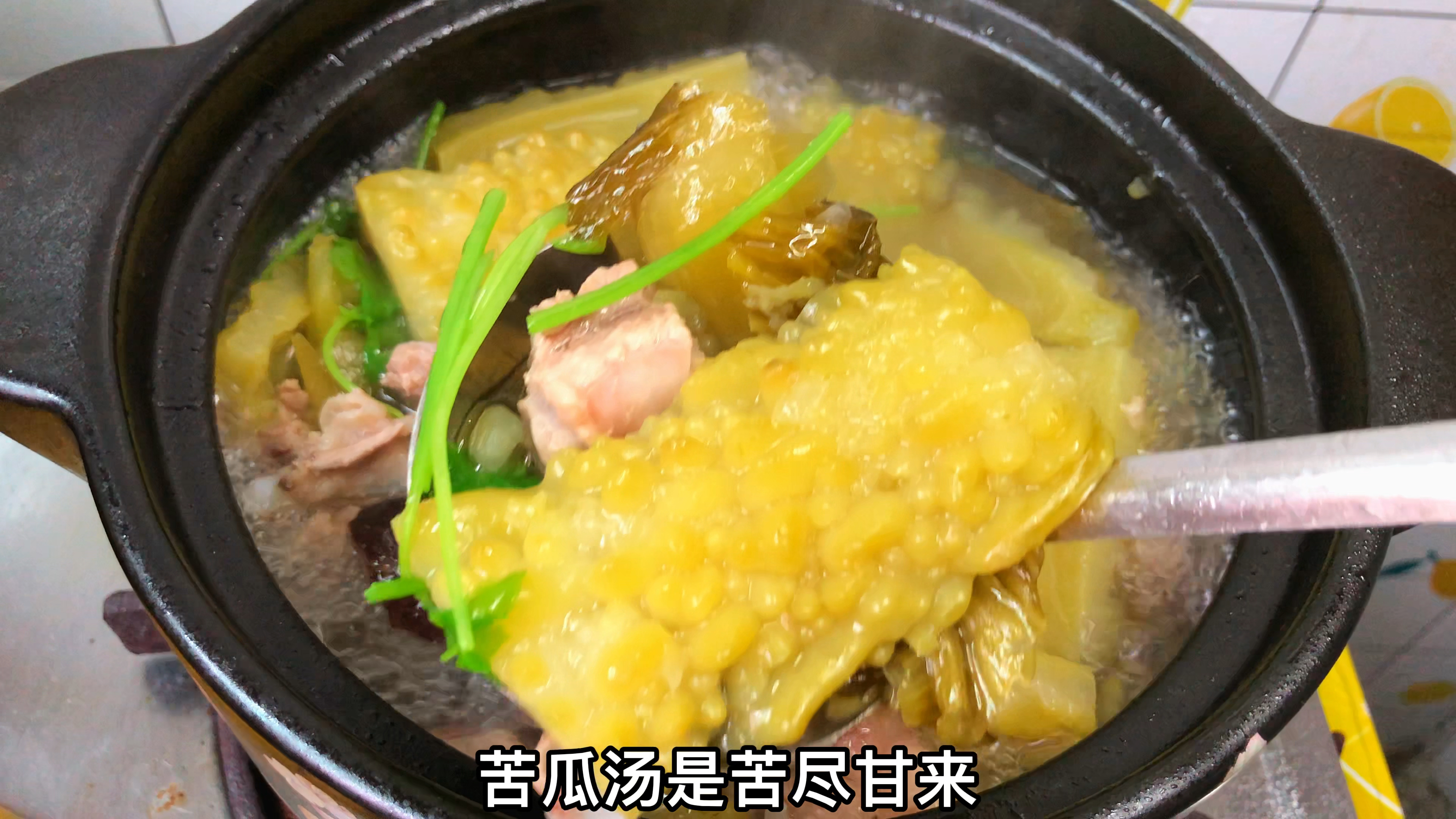 天气热来喝广东下火汤:排骨苦瓜汤,做法简单,入口回甘
