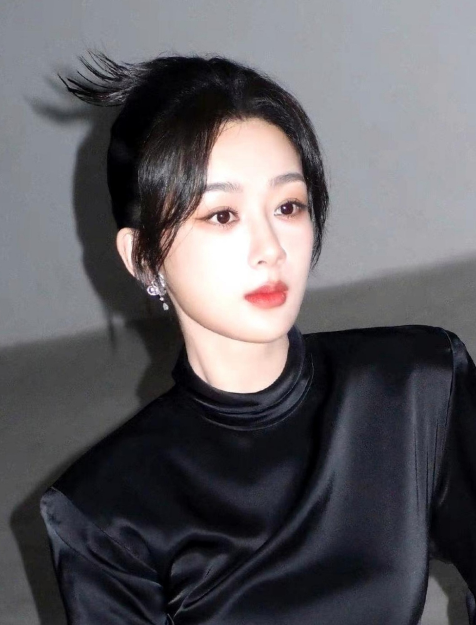 看杨紫穿黑色经典美丽,精致的盘发和标准的脸型,秀气妩媚,优雅的身姿