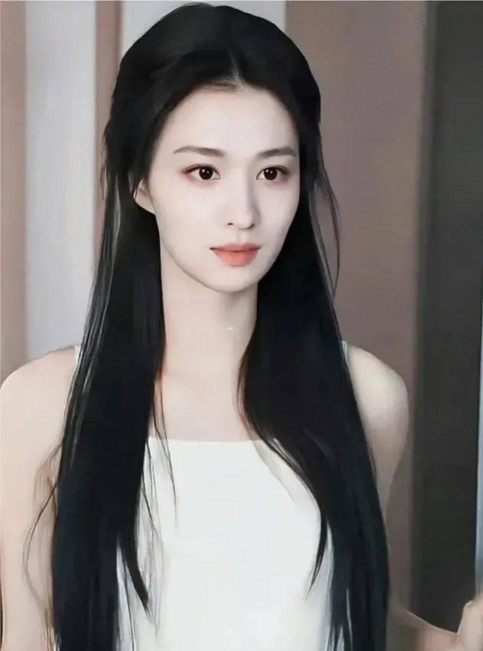 我怀疑王楚然谎报了年龄. 99年怎么会那么老. 看着像杨洋的姐!