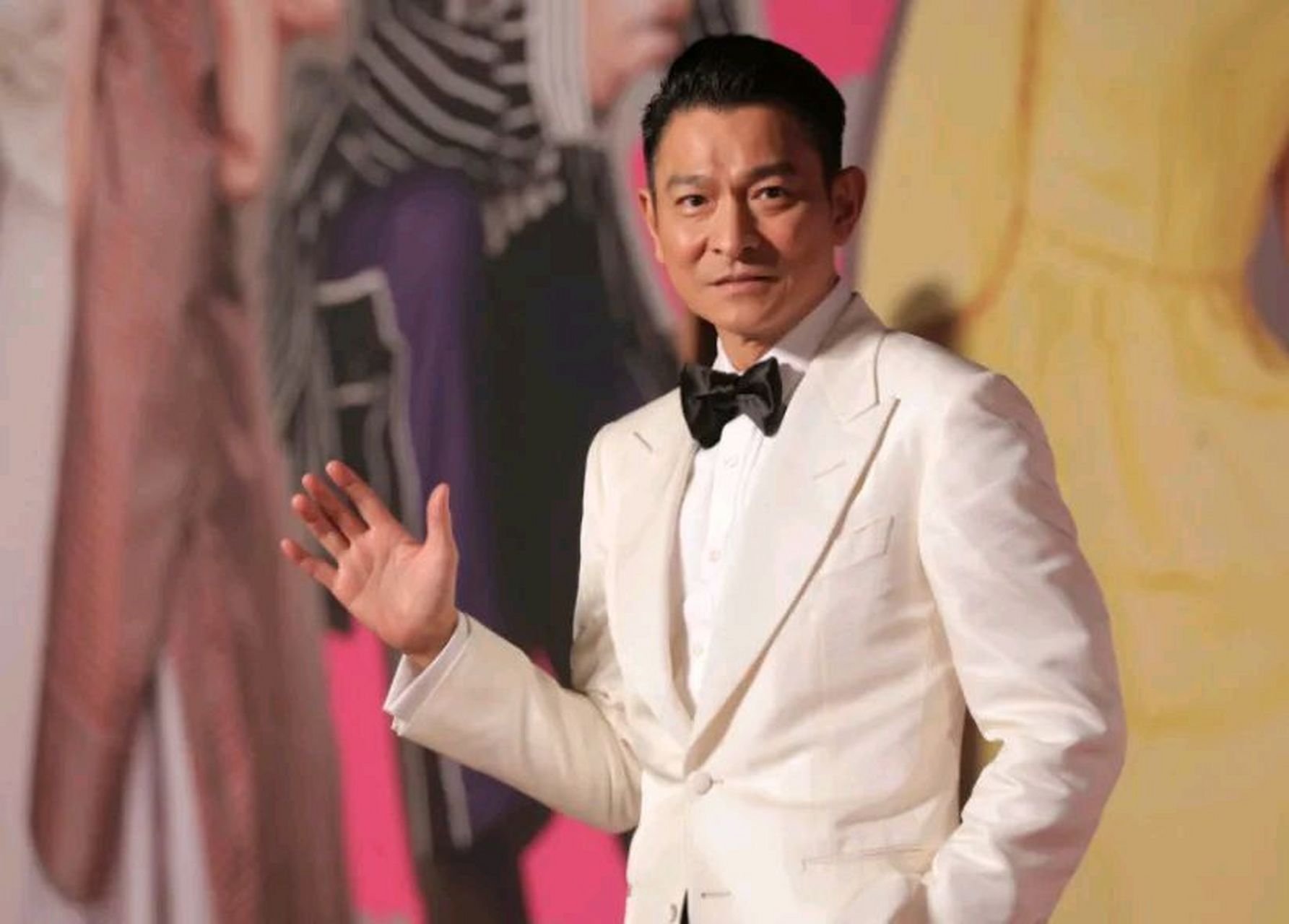 1986年,刘德华在马来西亚演出,被一位女富婆拦住,富婆报价200w,让