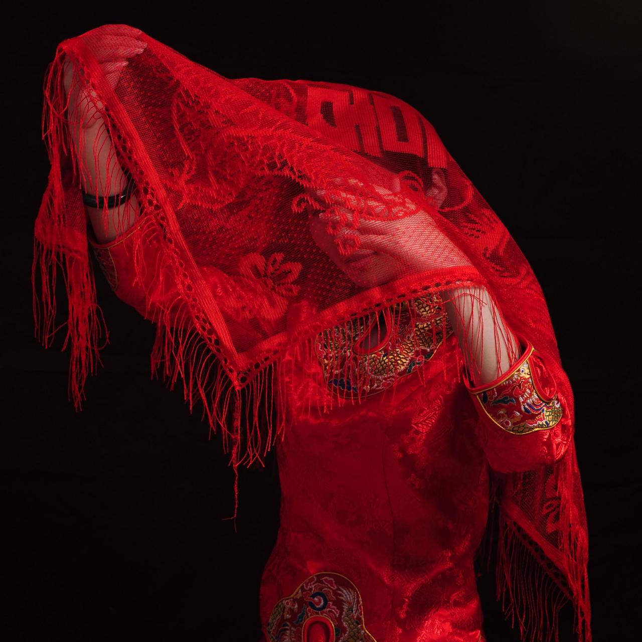 盖头的来历还有一个传说,据唐代李冗的《独异志》载:在宇宙初开的