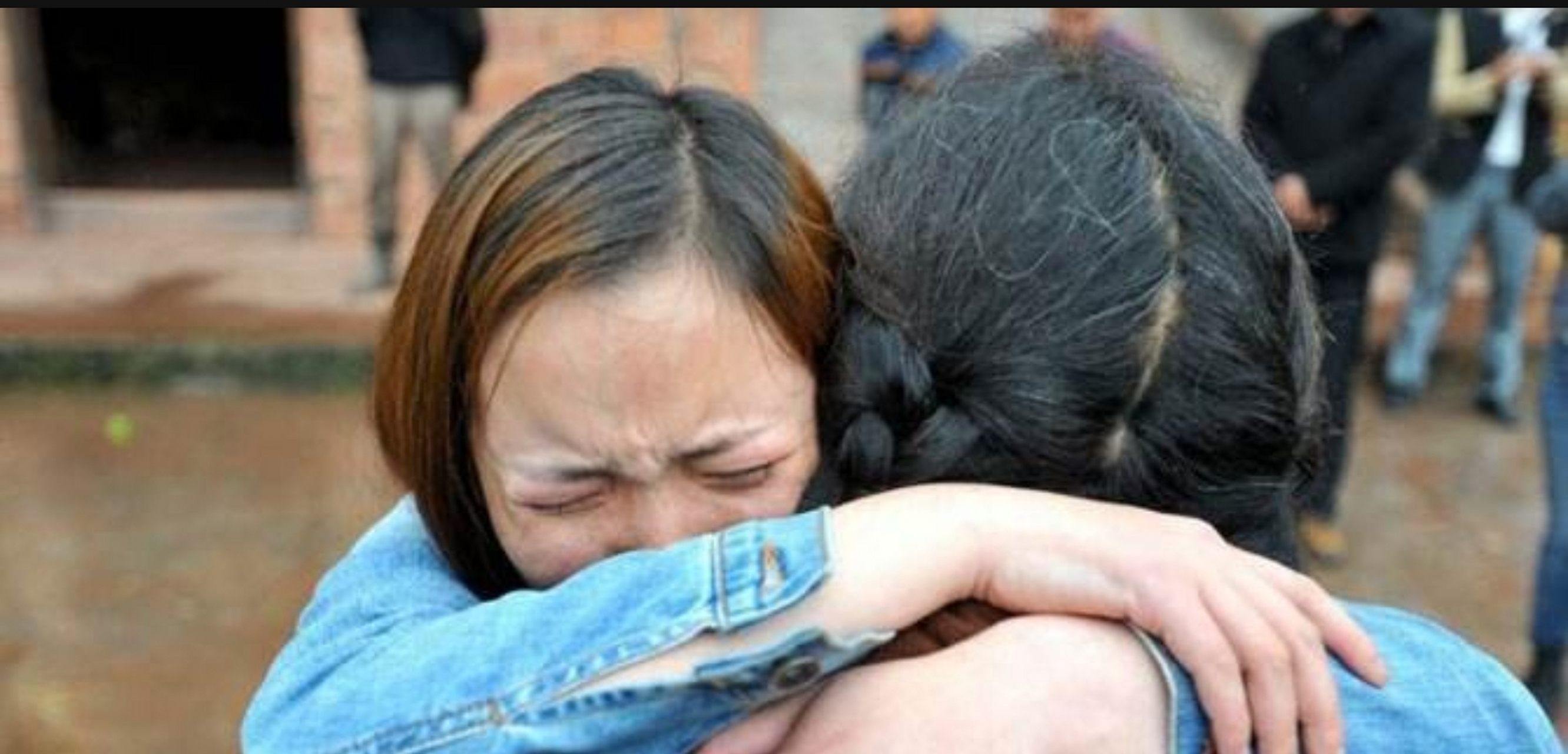 我儿子5岁的时候我丈夫去世了,后来我带着儿子改嫁,30年来几乎和前夫