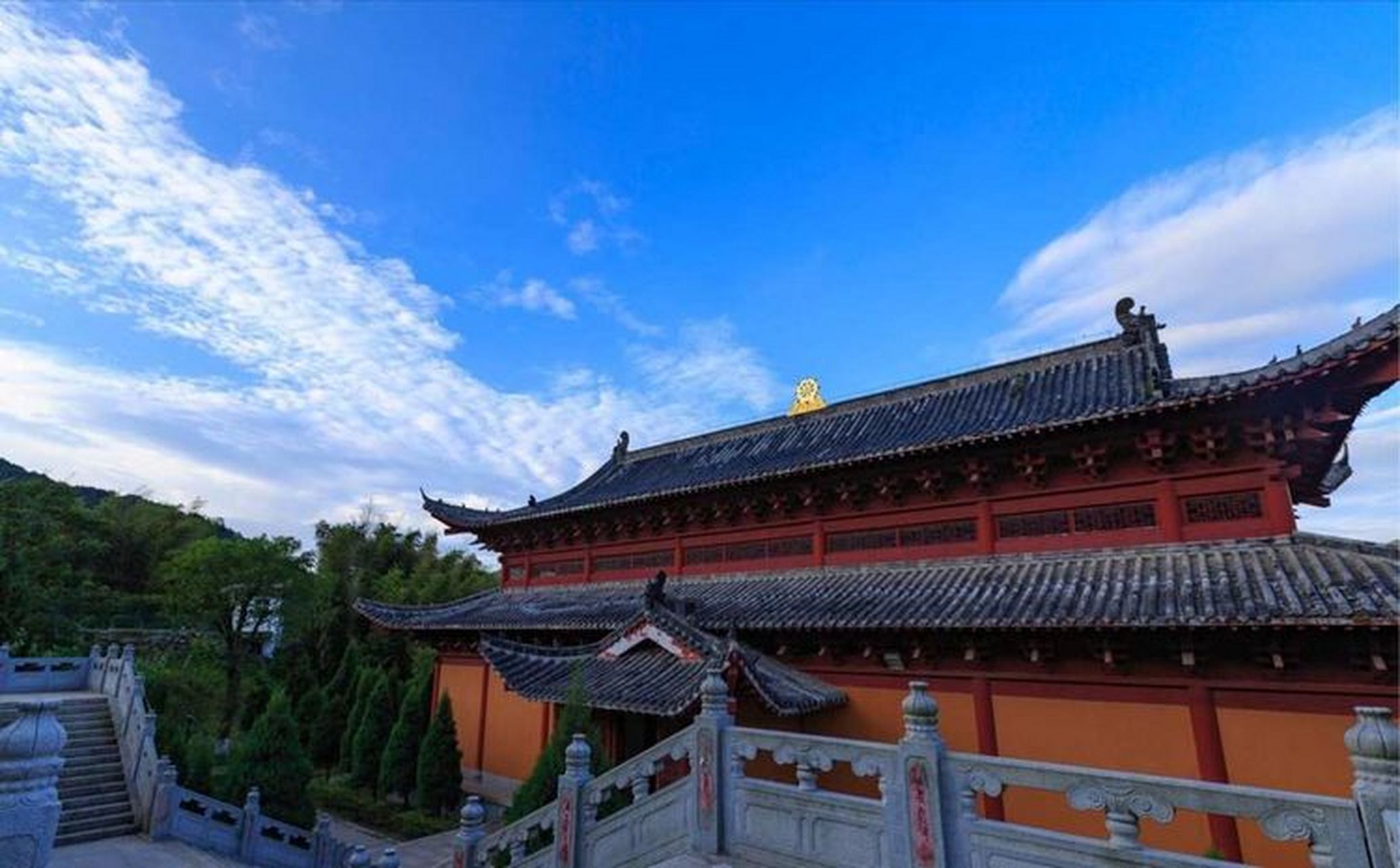 法眼寺就坐落在河南商城县黄柏山国家森林公园内,距县城60公里,南邻