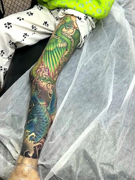 大长腿美女花腿纹身,全程没上麻药,色彩真是鲜艳