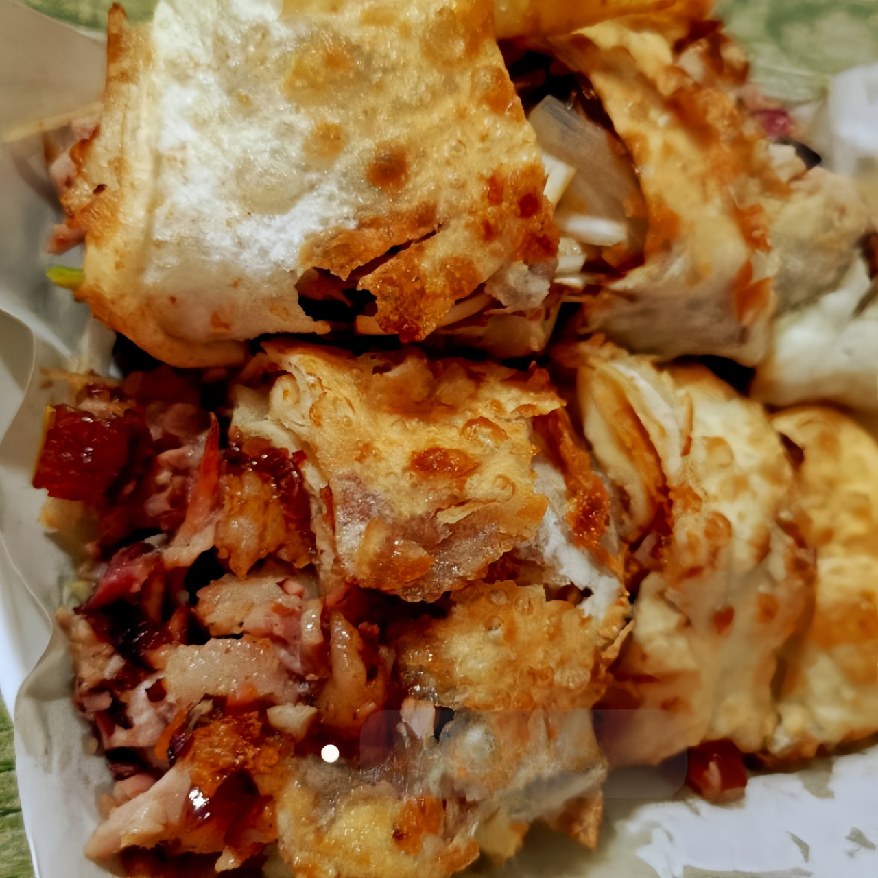 熏肉大饼也叫熏肉卷饼,以东北李连贵大饼最具代表.