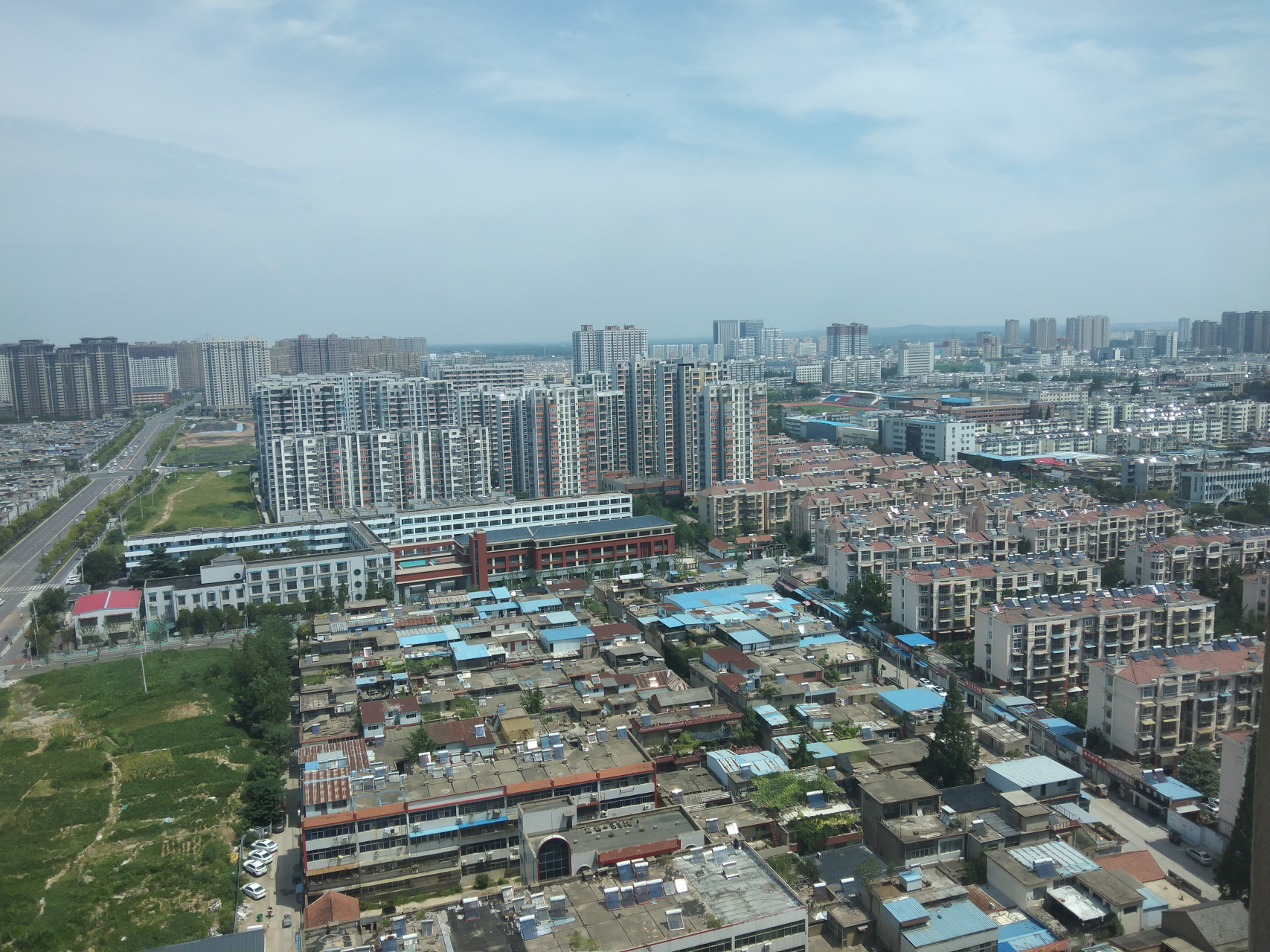 新沂城区西侧,大批的自建房,与高层住宅相互映衬.