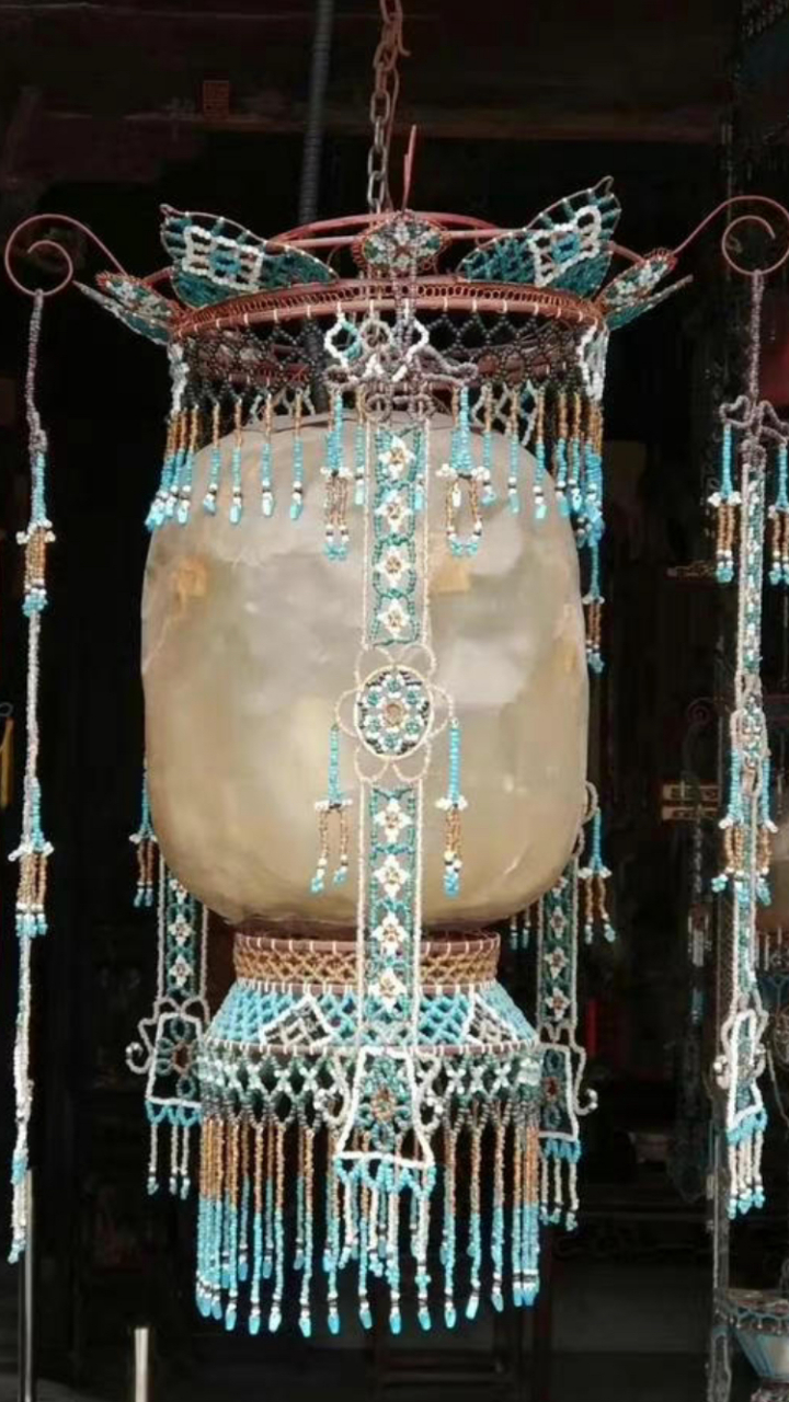 【明角灯】 提起明角灯(此为统称,用羊角制作则称羊角灯,牛角同理)