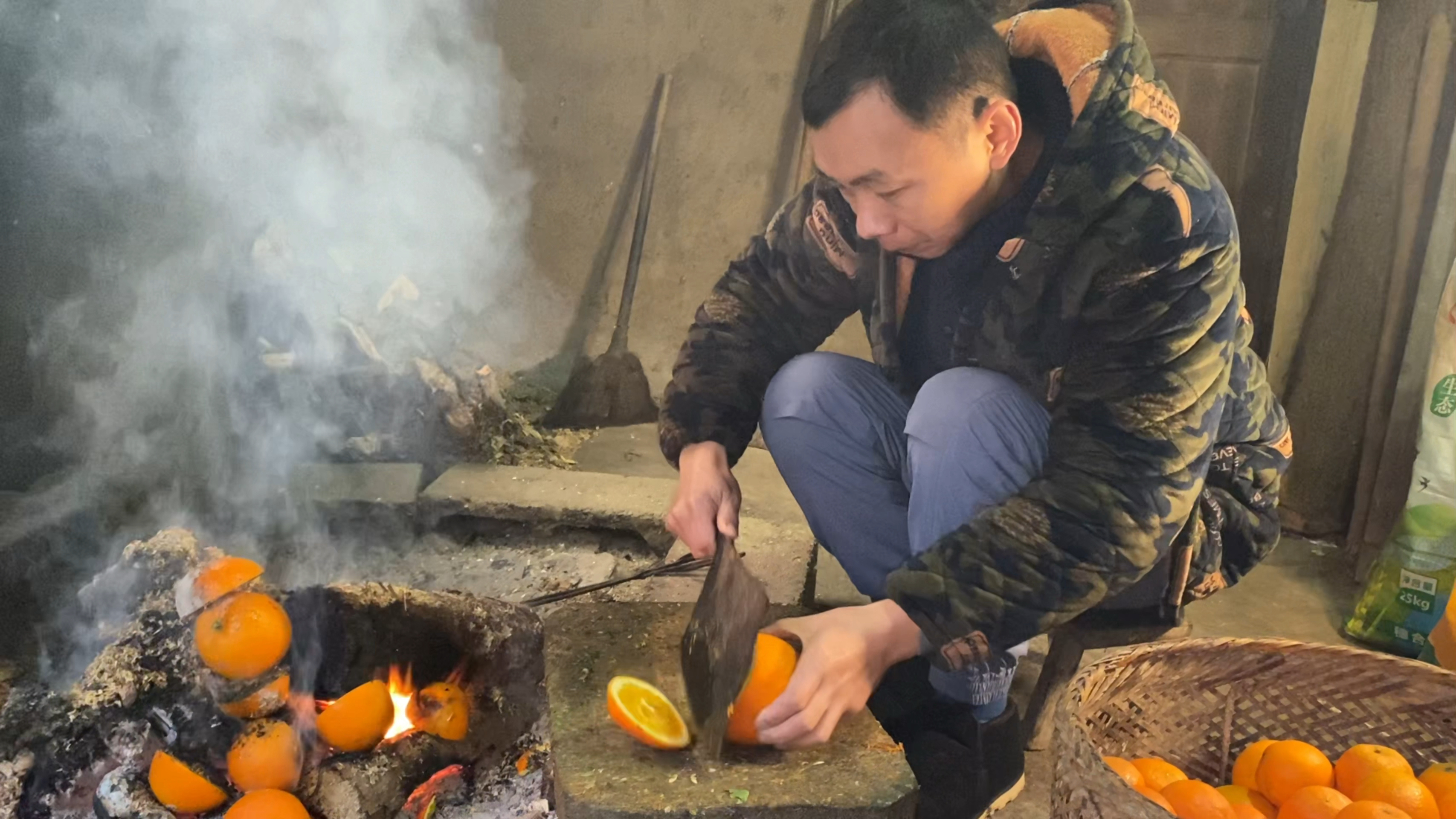 想要腊肉熏的漂亮,一定要小火24小时不断,色泽金黄又好吃