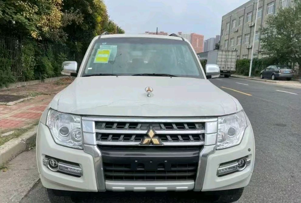 老牌硬派越野车"回归",金色车标 v6引擎,实拍国六版三菱帕杰罗