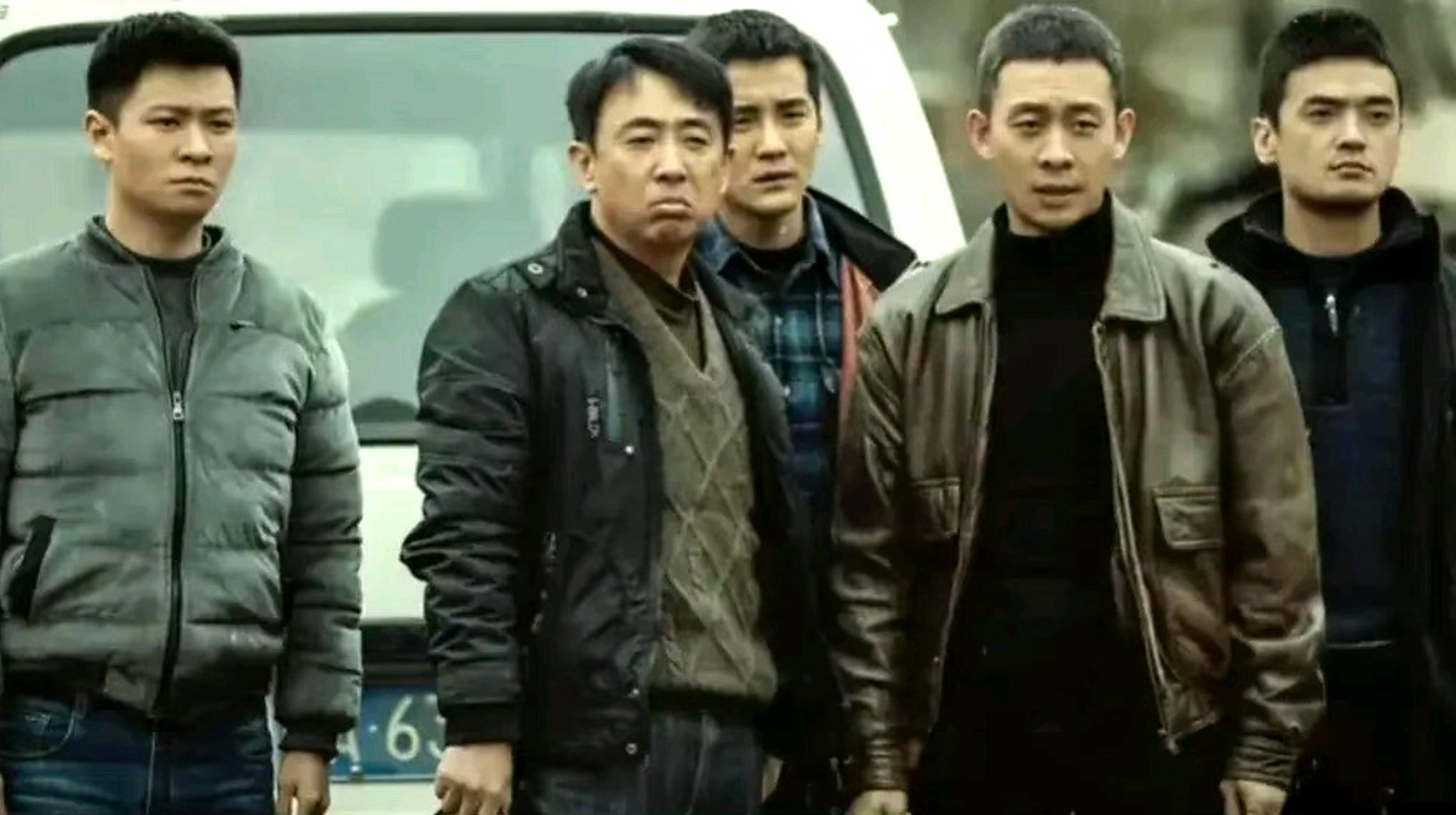 电视剧他是谁,应该是白银杀人案为原型,那时候全城戒严,学生有武警