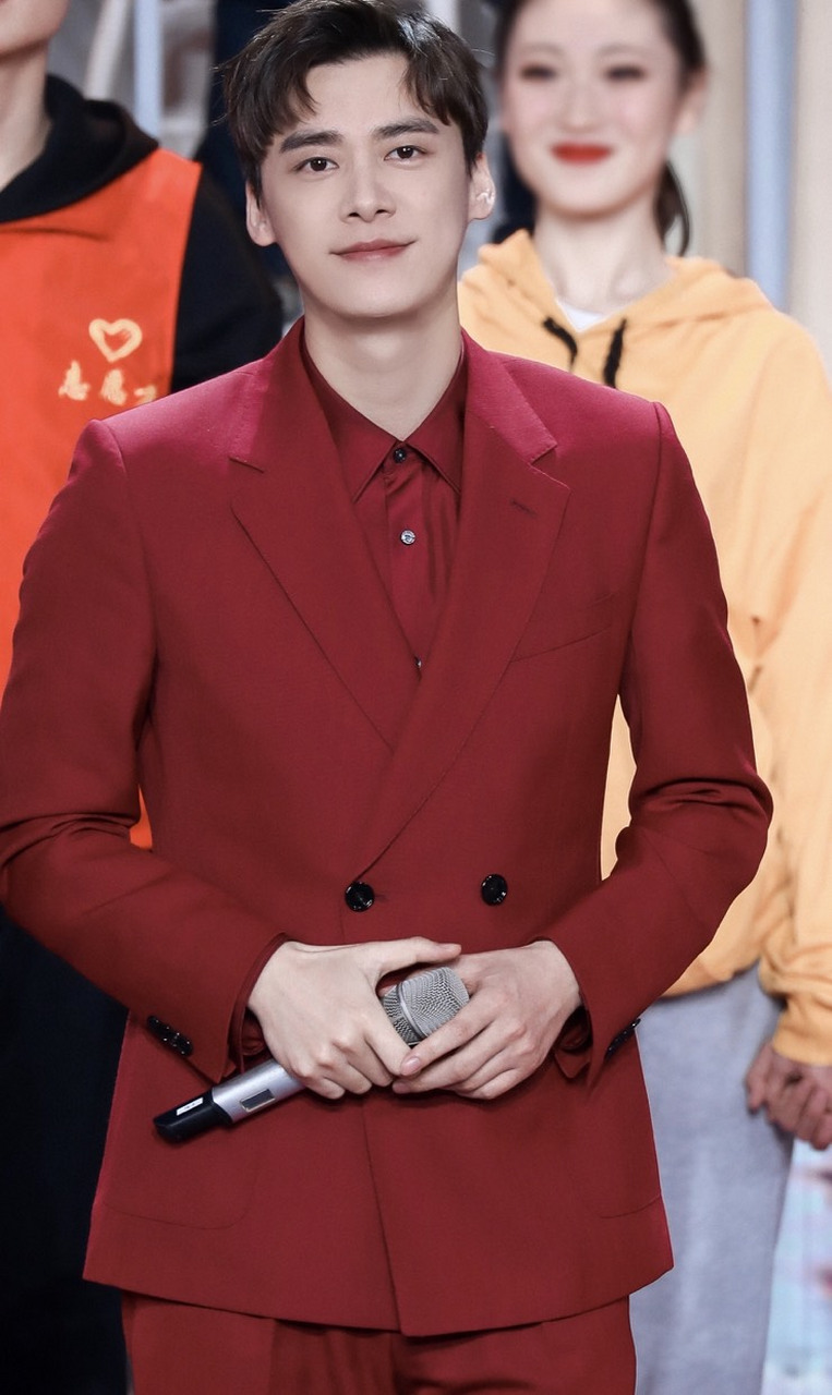 2021央视春晚# 李易峰接受央视新闻采访:这是我第三次参加春晚我觉得