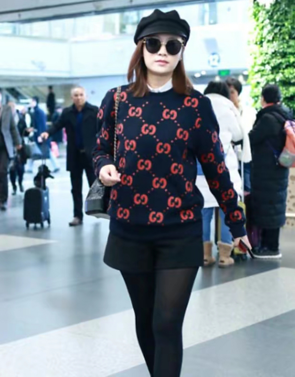 叶一茜穿黑色丝袜,搭配上一身黑色的短裤,让人刮目相看