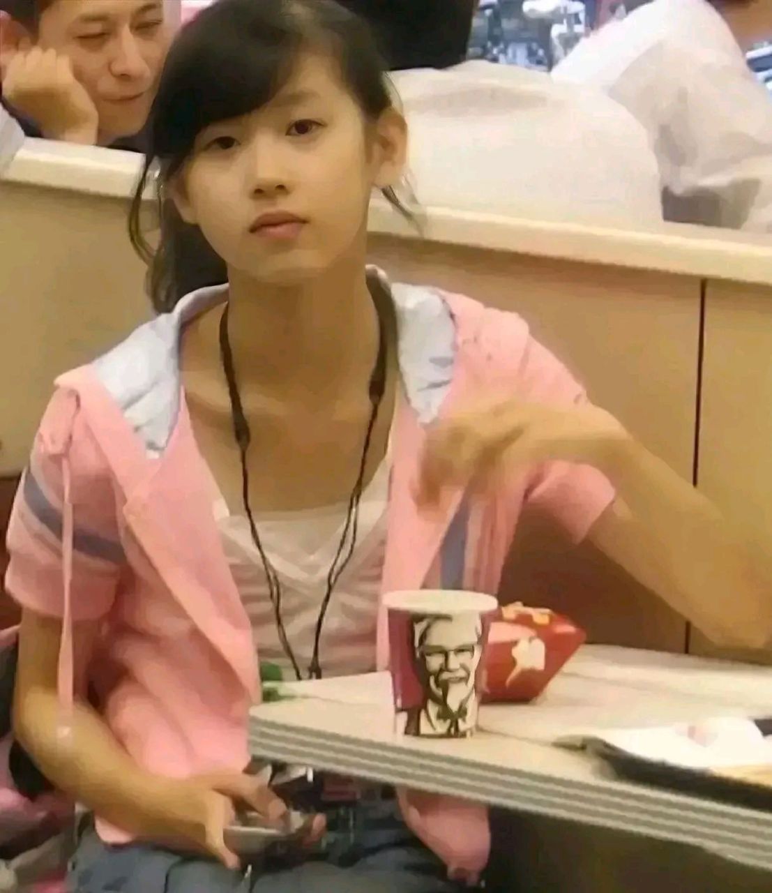 从照片可以看出当时她面对摄影师也是非常的茫然,眼神也未躲避.