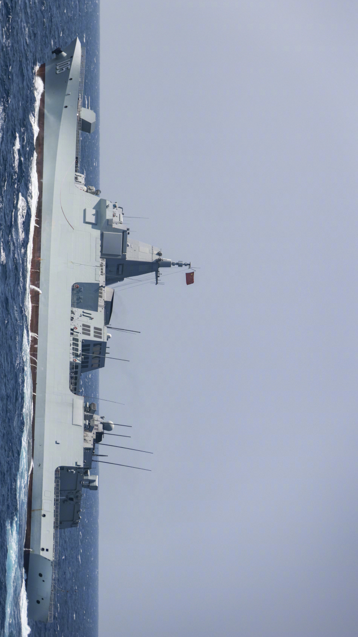 大连的另一张名片,055型舷号105的大连号驱逐舰,目前世界上最强大的