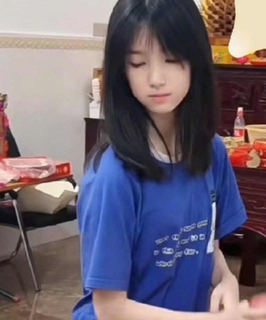 网友刷到一个和陈都灵气质长相相似的小女孩,清纯感确实绝了. ​