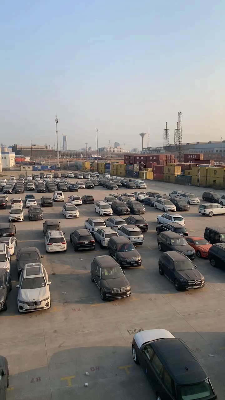 天津港保税区平行进口汽车仓库一角