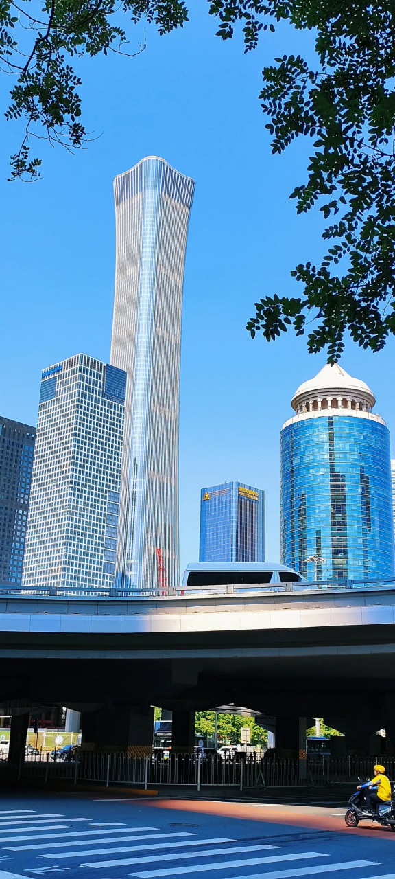 试看天"夏"中国尊! 手机随拍长安街上#我要上热门