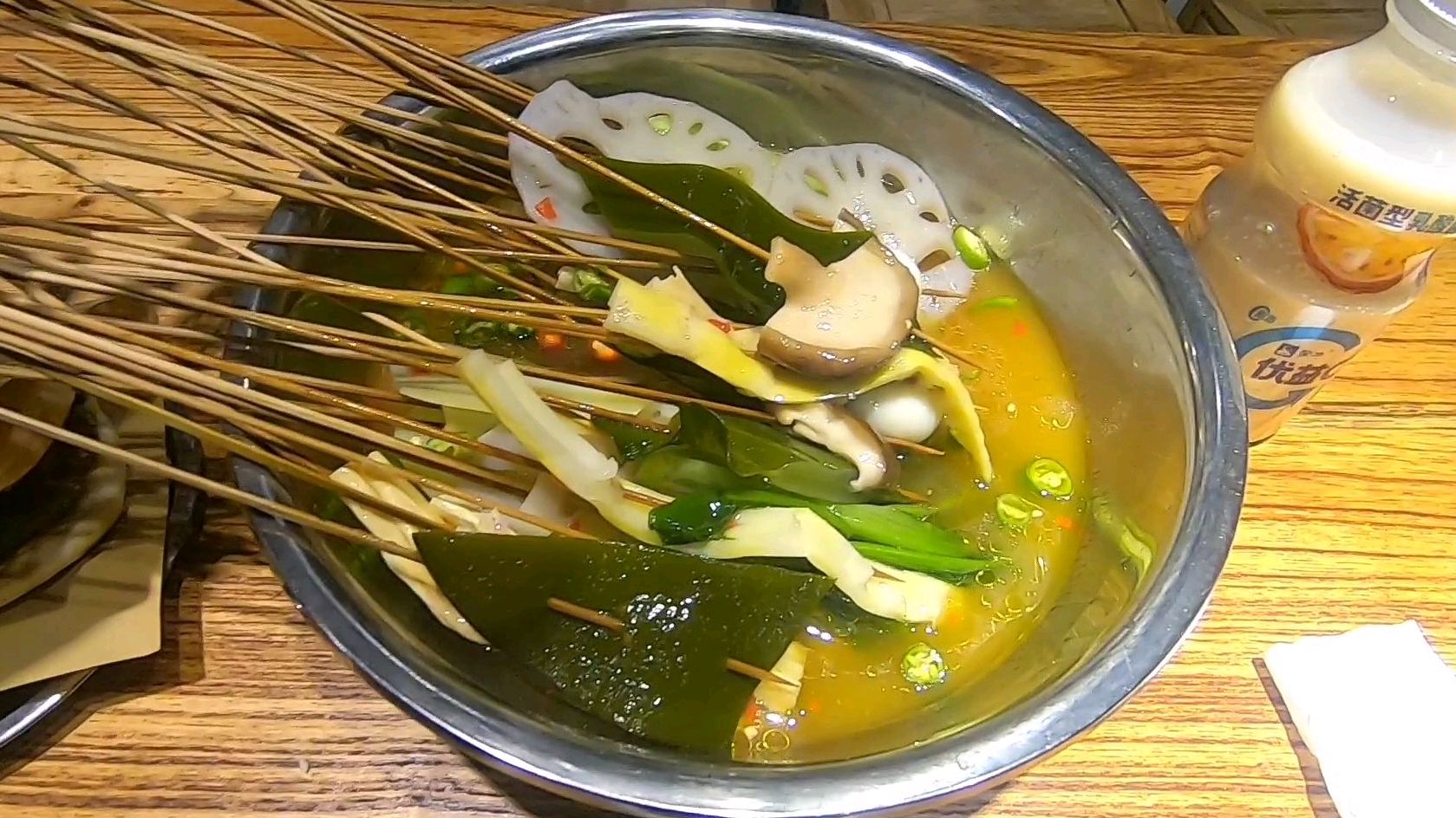乐山最有名的钵钵鸡,吃完整个嘴巴都是麻的,太好吃了