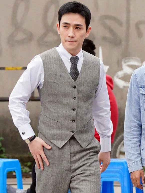 "国民男神"朱一龙,一身民国时代西装打扮,洋溢着青春气息